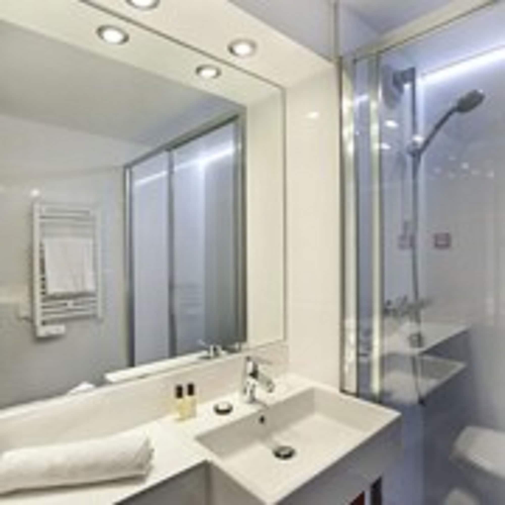 Hotel L'Amandier Nanterre Ngoại thất bức ảnh