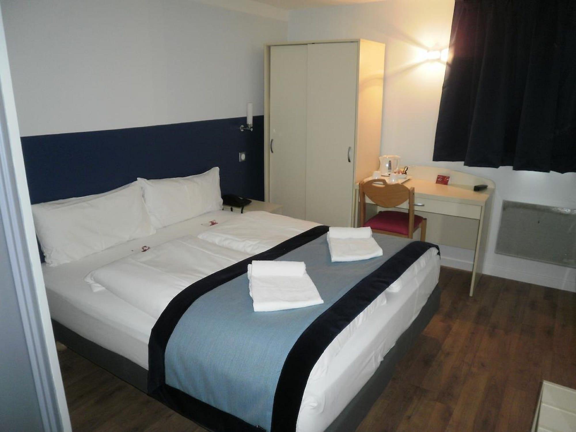 Hotel L'Amandier Nanterre Ngoại thất bức ảnh