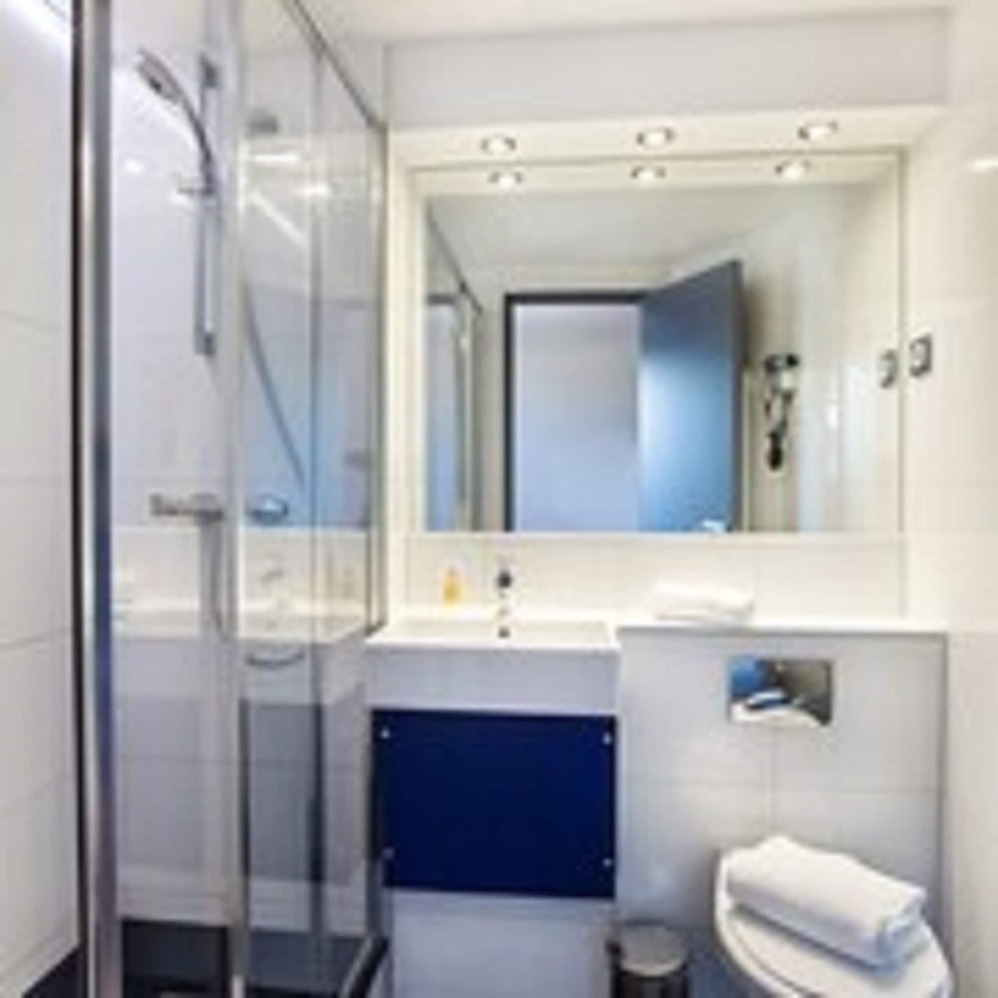 Hotel L'Amandier Nanterre Ngoại thất bức ảnh