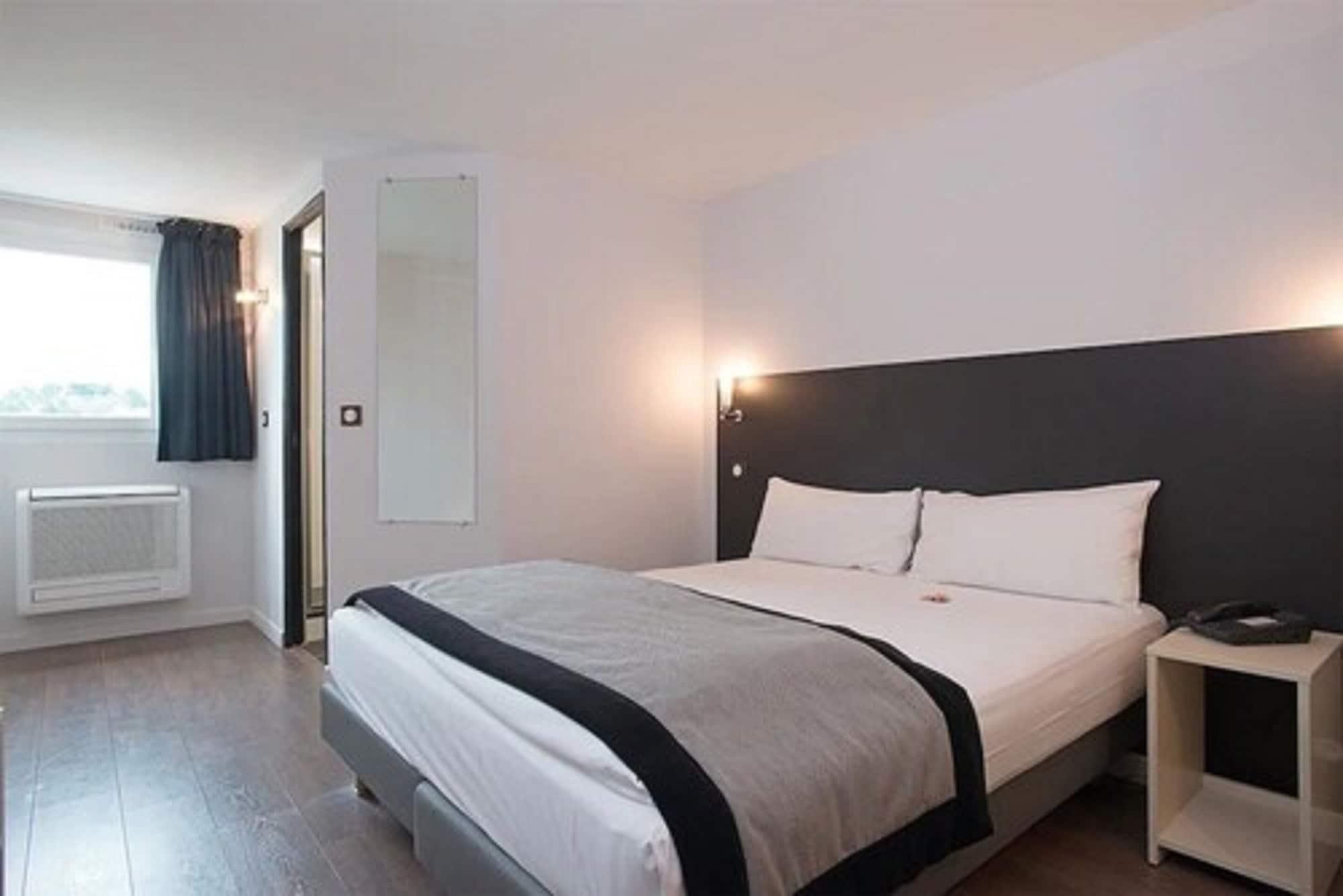 Hotel L'Amandier Nanterre Ngoại thất bức ảnh