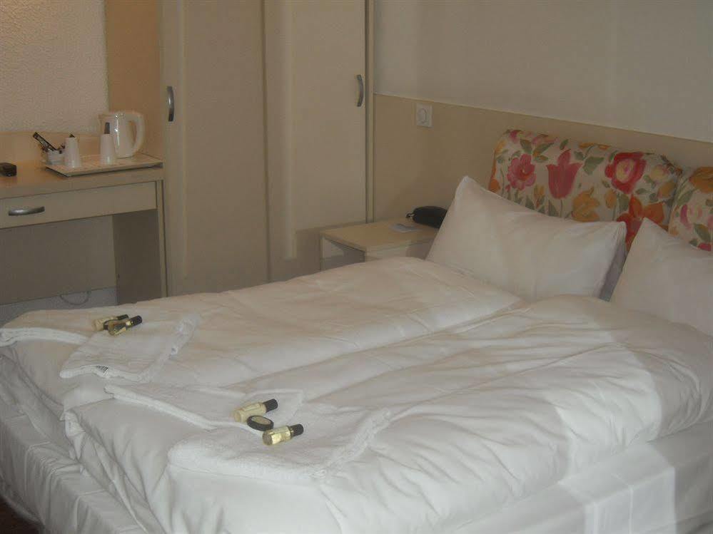 Hotel L'Amandier Nanterre Ngoại thất bức ảnh