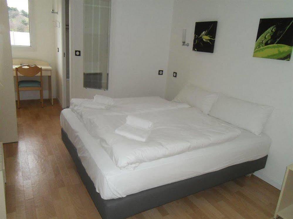 Hotel L'Amandier Nanterre Ngoại thất bức ảnh