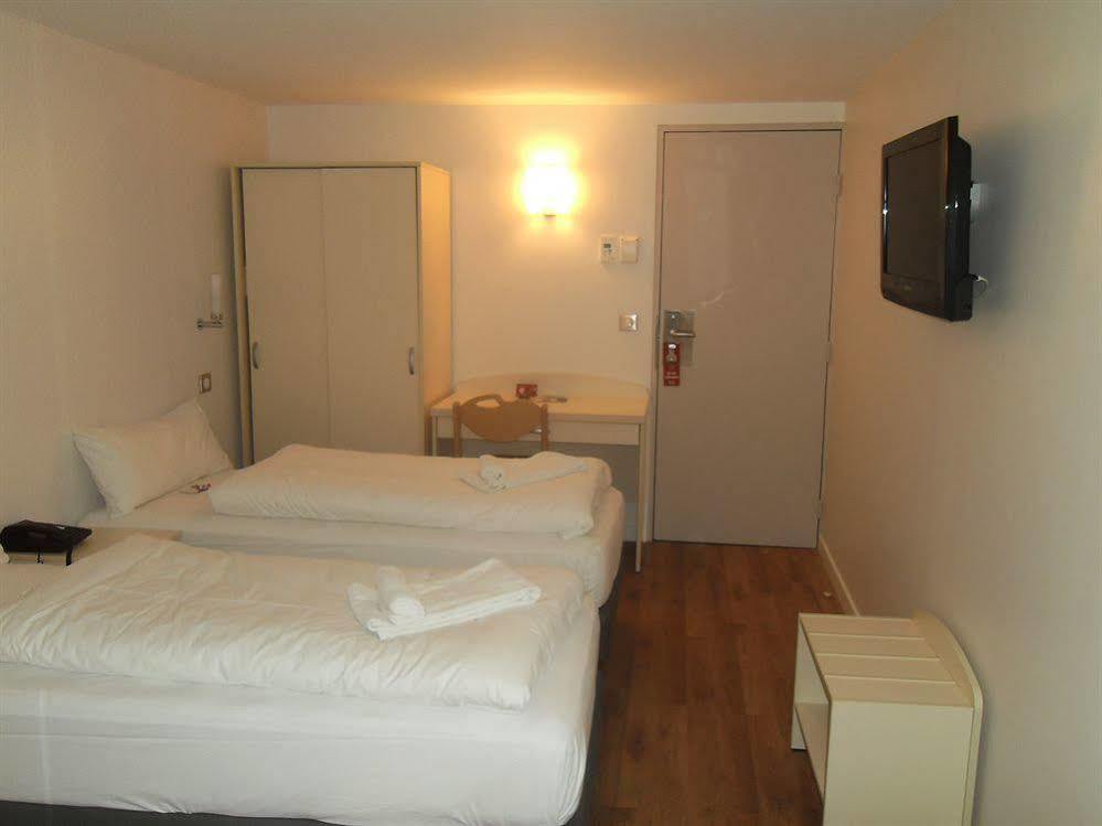 Hotel L'Amandier Nanterre Ngoại thất bức ảnh